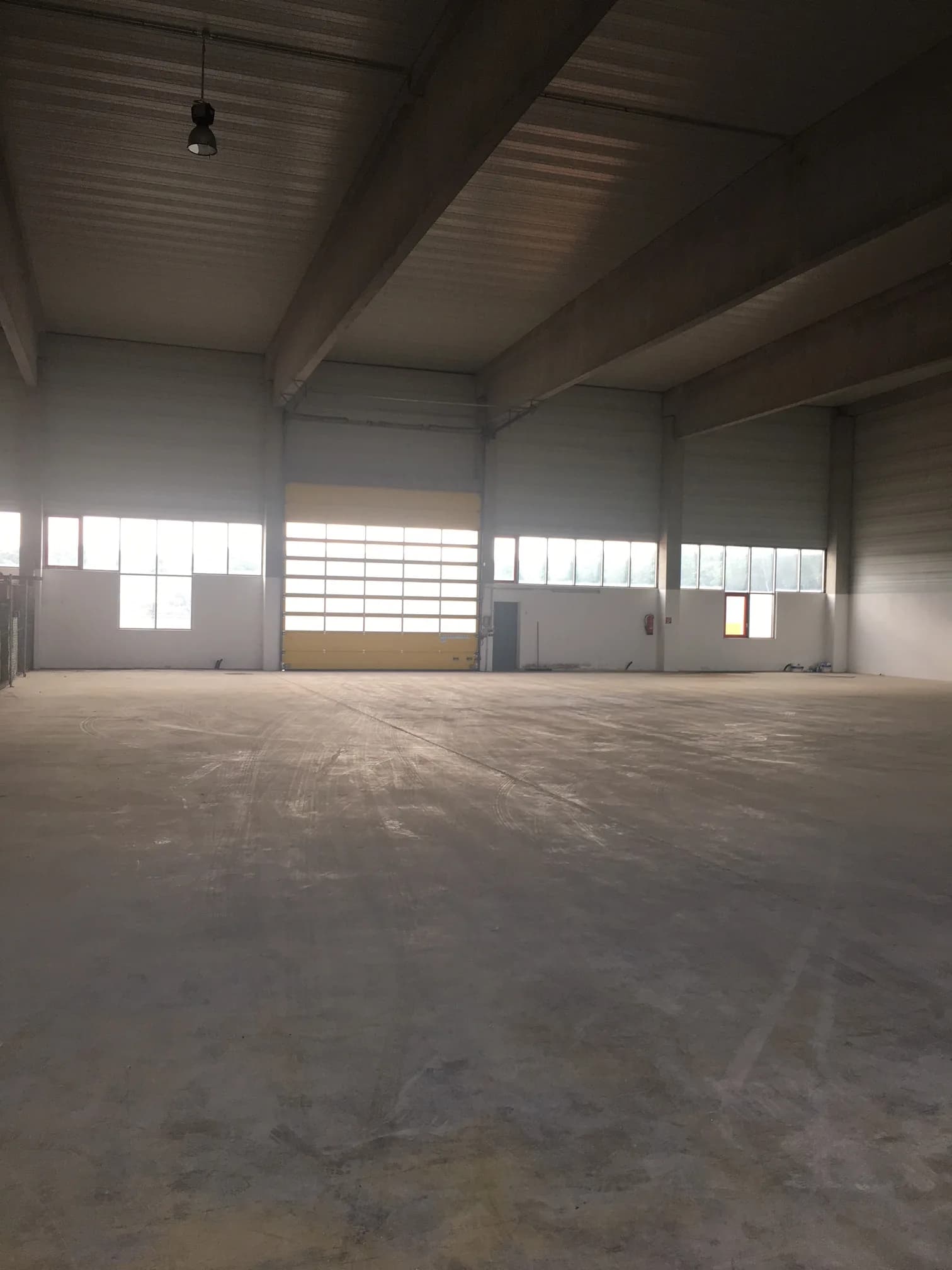 Innenraum der Halle mit Betonboden und hoher Dachkonstruktion, fotografiert im Mai 2018